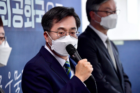 김동연 새로운물결 대선후보가 2일 서울 영등포구 선거 캠프에서 기자회견을 열고 후보직 사퇴의사를 밝히고 있다. 국회사진기자단=연합뉴스